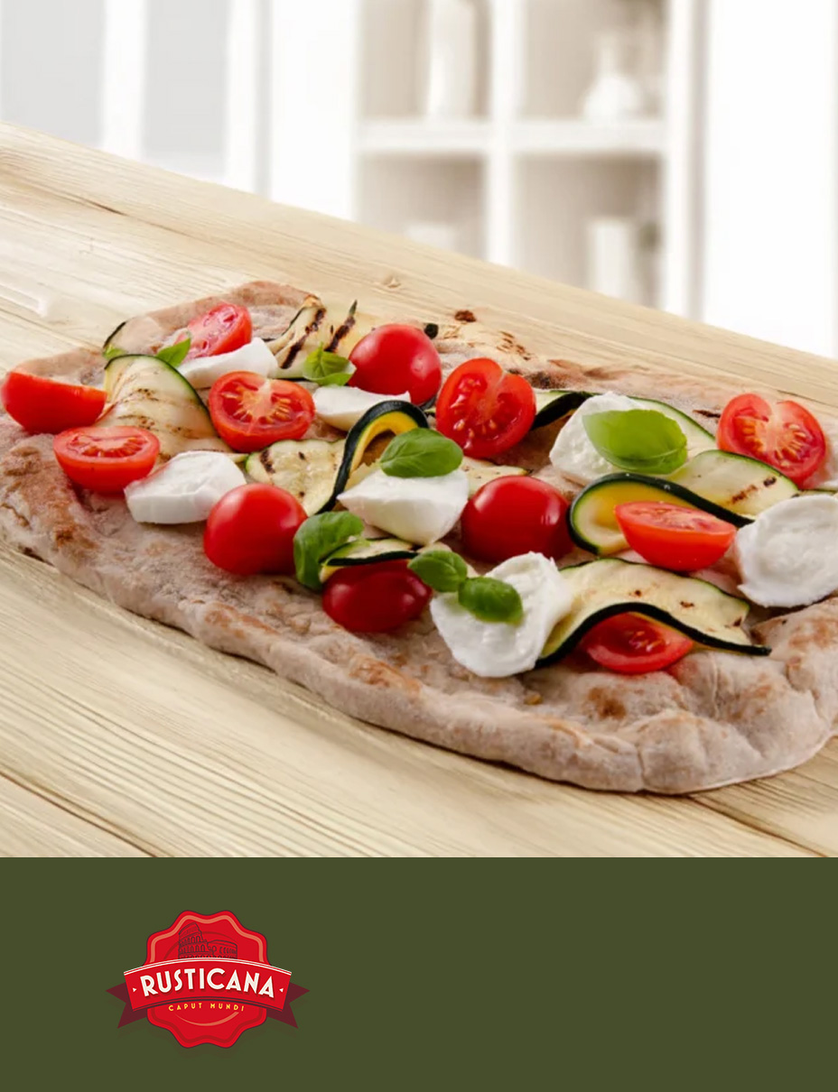 Pizza rustica con pomodorini, mozzarella e zucchine su un tavolo di legno