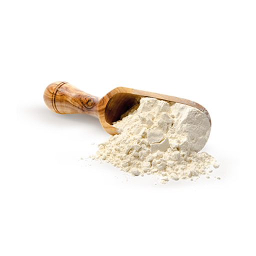 Cucchiaio di legno che riempie di farina bianca su sfondo bianco