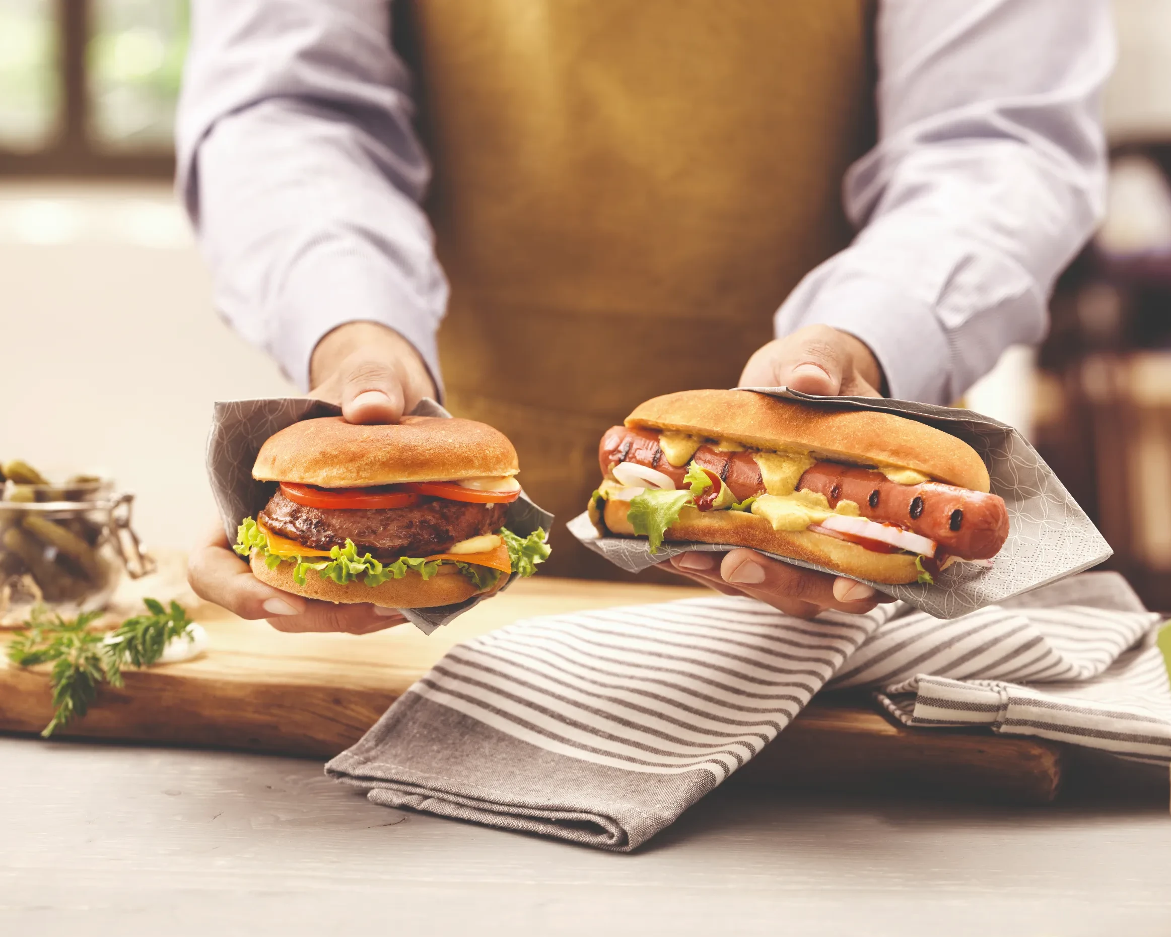 Due panini succulenti con hamburger e hot dog in un contesto culinario invitante